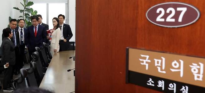 권성동 국민의힘 원내대표가 4일 오전 국회에서 헌법재판소의 윤석열 대통령 파면 선고 관련 비대위원들과 대화를 나누고 있다. ⓒ뉴시스