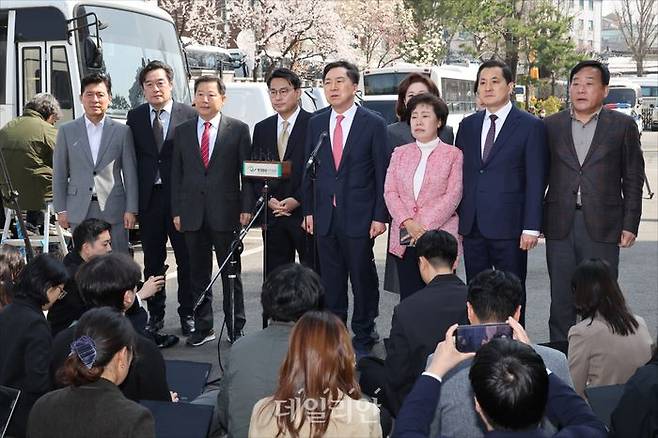 국민의힘 김기현 의원이 윤석열 대통령의 탄핵심판 선고기일인 4일 오전 서울 종로구 헌법재판소 대심판정으로 향하며 입장을 밝히고 있다. ⓒ사진공동취재단