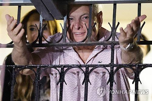 2일(현지시간) 파나마 주재 니카라과 대사관에 머물고 있는 마르티넬리 전 대통령[파나마시티 EPA=연합뉴스]