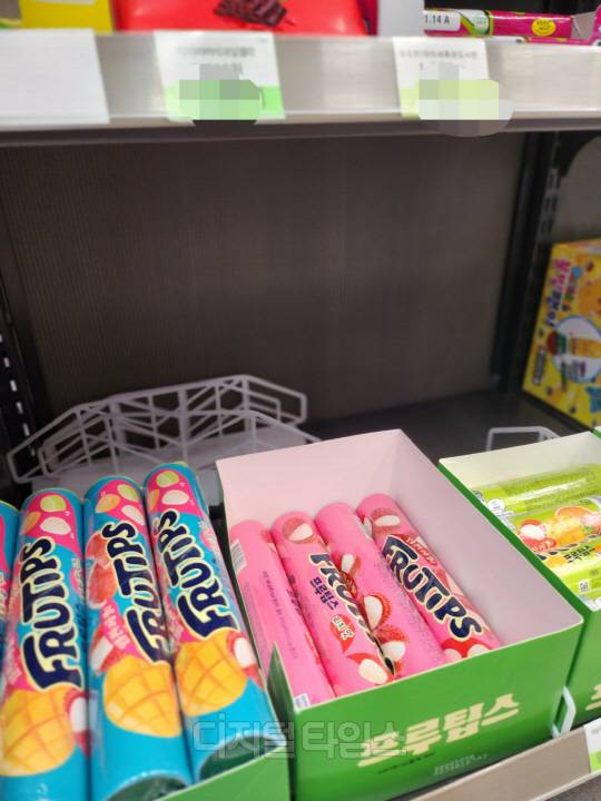 6일 서울시내 한 편의점에 프루팁스 제품이 진열돼 있다.