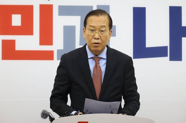 권영세 국민의힘 비상대책위원장이 4일 오전 헌법재판소가 윤석열 대통령 파면 선고를 한 뒤 굳은 표정으로 입장을 발표하고 있다. 윤운식 선임기자 yws@hani.co.kr