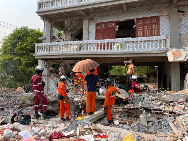 미얀마 규모 7.7 강진의 '진앙'으로 꼽히는 사가잉에서 3일 구조대원들이 잔해에 파묻힌 여승을 찾고 있다. 이 건물은 여승과 동자승들이 머물던 종교 시설이다. 사가잉=허경주 특파원