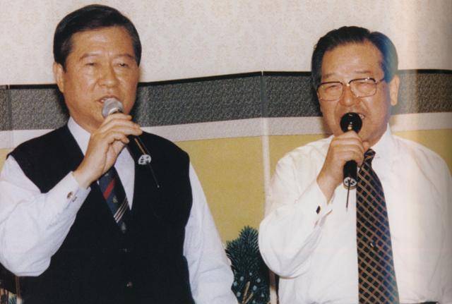 1996년 12월 19일 국민회의와 자민련 합동모임에서 DJ와 JP가 야권공조를 과시하며 '고향의 봄'을 함께 부르고 있다. 연합뉴스