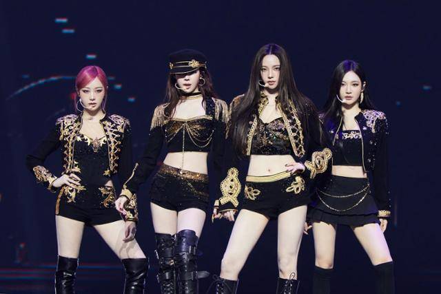 걸그룹 에스파가 지난달 16일 서울 송파구 올림픽공원 KSPO돔에서 공연하고 있다. SM엔터테인먼트 제공