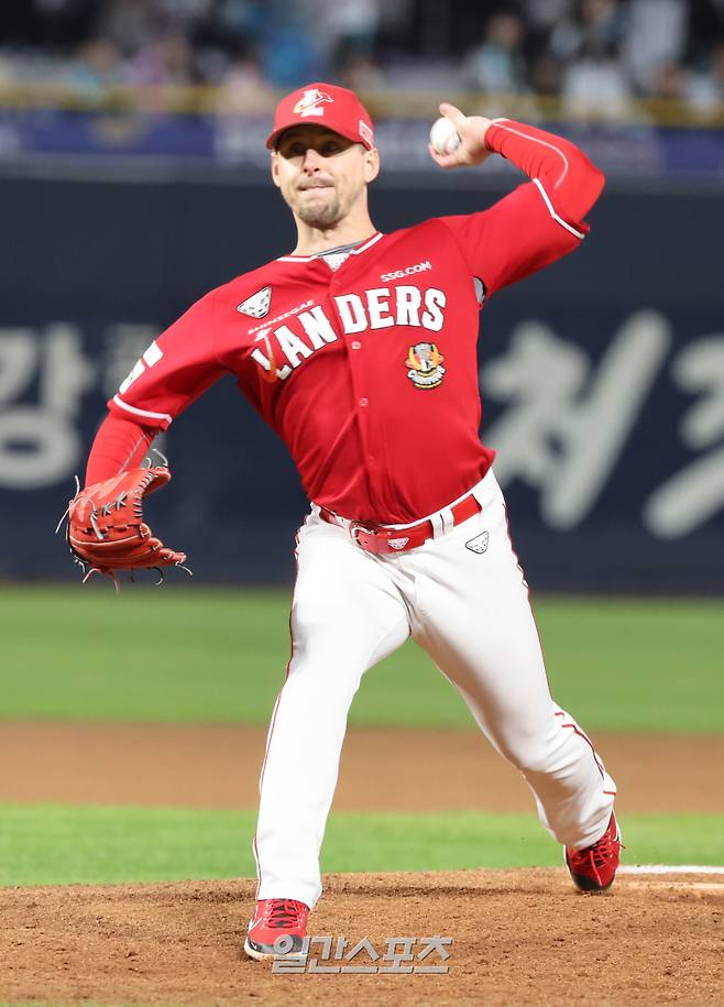 2023시즌 SSG 랜더스에서 활약할 당시 커크 맥카티의 투구 모습. IS 포토