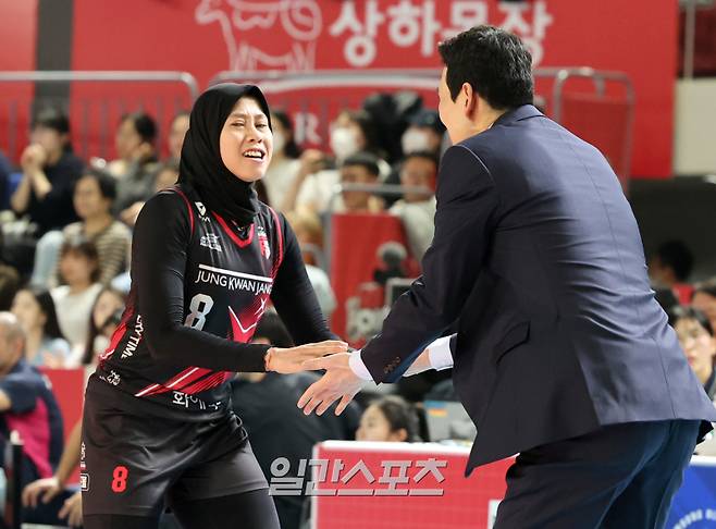 6일 오후 대전 충무체육관에서 열린 2024-25 도드람 V리그 여자부 정관장과 흥국생명의 챔피언결정전 4차전. 정관장 메가가 득점후 고희진 감독과 기뻐하고있다. 대전=정시종 기자 capa@edaily.co.kr /2025.04.06.