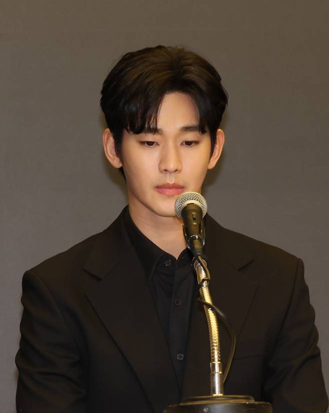 미성년자였던 고(故) 김새론과 교제했다는 의혹을 받고 있는 배우 김수현이 31일 오후 서울 마포구 스탠포드호텔에서 소속사 법률대리인 법무법인 엘케이비앤파트너스 김종복 변호사와 함께 기자회견을 했다 김수현이 입장을 얘기하고있다. 정시종 기자 capa@edaily.co.kr /2025.03.31.