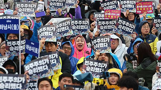 5일 서울 종로구 광화문 앞에서 윤석열 즉각퇴진·사회대개혁 비상행동 주최로 열린 '승리의날 범시민대행진' 집회에서 참가자들이 구호를 외치고 있다.