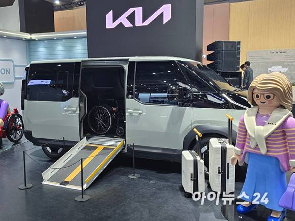 기아가 PV5를 기반으로 교통약자의 이동 편의성을 위해 개발한 WAV(Wheelchair Accessible Vehicle). [사진=김종성 기자]