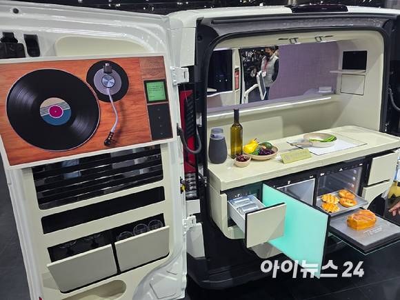 기아가 LG전자와 협력해 PBV 맞춤형 공간 솔루션을 적용한 '슈필라움 글로우캐빈(Glow cabin)' 콘셉트카. [사진=김종성 기자]