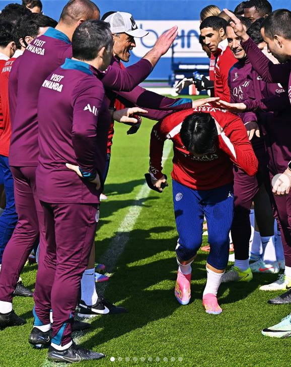 PSG 선수들이 부상에서 복귀해 훈련에 참가한 이강인을 환영하고 있다. [사진 PSG 인스타그램]