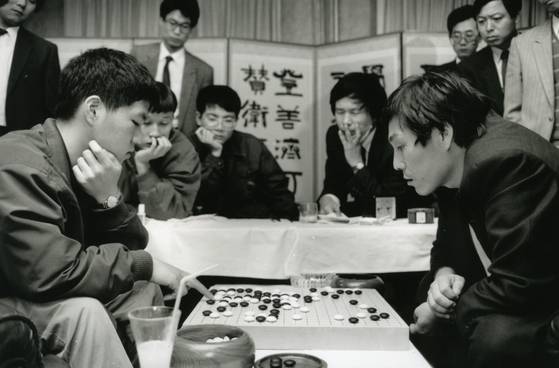 조훈현과 이창호의 사제 대결을 대표하는 사진. 사진 속 대국은 1991년 11월 8일 열린 국수전 도전기 5국. 조훈현이 흑 6집반을 이겨 제자에게 빼앗겼던 국수 타이틀을 되찾아 왔다. 사진 한국기원