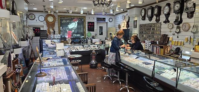 지난 2일 '이시계점'에서 구계숙(오른쪽)씨가 손님 박옥자씨와 얘기하고 있다. 구씨는 2008년부터 금세공업자인 남편 이평원씨와 함께 이창호 아버지 이재룡씨가 운영하던 가게를 이름 그대로 이어받아 영업 중이다. 김준희 기자