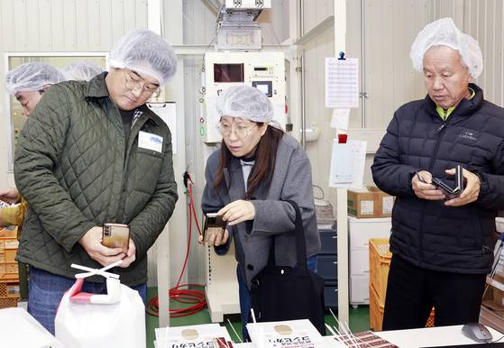 칠곡군 농업 드림팀이 일본 니가타현 야이로물산의 프리미엄 쌀 포장 과정을 촬영하며 벤치마킹하고 있다. 사진 칠곡군