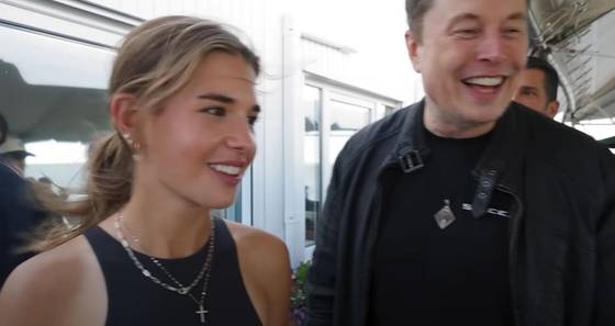 지난해 11월 27일(현지시간) 공개된 ‘일론 머스크 테슬라 최고경영자와 함께한 스페이스X 로켓 발사’ 영상에서 카이(왼쪽)와 대화를 나누고 있는 일론 머스크 테슬라 최고경영자. 사진 카이 트럼프 유튜브 캡처