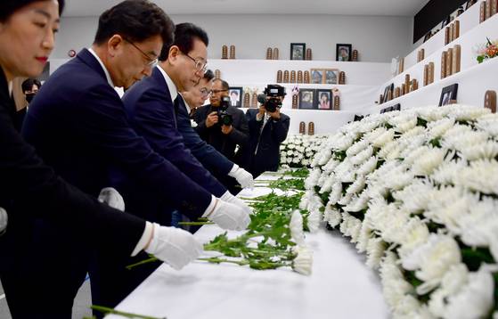 12·29 제주항공 여객기 참사 100일을 앞둔 지난 5일 오전 전남 무안군 무안국제공항 분향소에서 추모제가 열리고 있다. 뉴시스