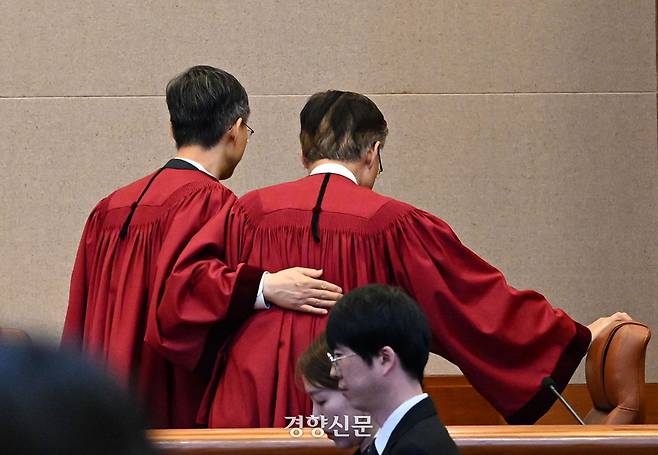 문형배 헌법재판소장 직무대행이 지난 4일 오전 서울 종로구 헌재 대심판정에서 윤석열 전 대통령 파면 결정을 선고한 뒤 김형두 재판관과 함께 재판정을 나가고 있다. 사진공동취재단