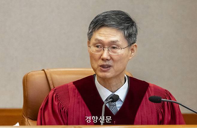 지난 4일 서울 종로구 헌법재판소 대심판정에서 열린 윤석열 전 대통령 탄핵심판 결정 선고에서 문형배 헌재소장 직무대행이 결정 요지를 밝히고 있다. 사진공동취재단