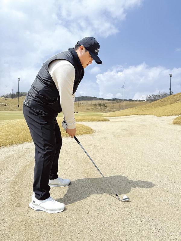 벙커샷은 샷과 관련될 때 클럽 헤드를 모래에 놓으면 2벌타를 받는다.