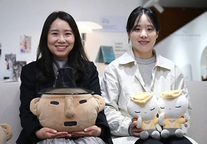 국립중앙박물관의 굿즈 '뮷즈'를 기획하는 김수민(왼쪽) 국립박물관문화재단 상품기획팀 대리와 서지희 과장. 윤웅 기자