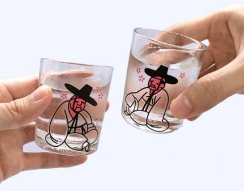 국립중앙박물관 굿즈 '뮷즈'의 대표 상품인 '취객선비 3인방 변색잔 세트'. 국립박물관문화재단 제공