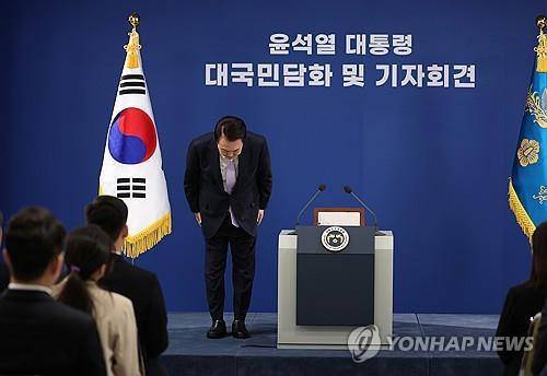 진나해 11월7일 윤석열 대통령이 서울 용산 대통령실 청사 브리핑실에서 열린 '대국민담화 및 기자회견'에서 고개 숙여 대국민 사과를 하고 있다. 연합뉴스