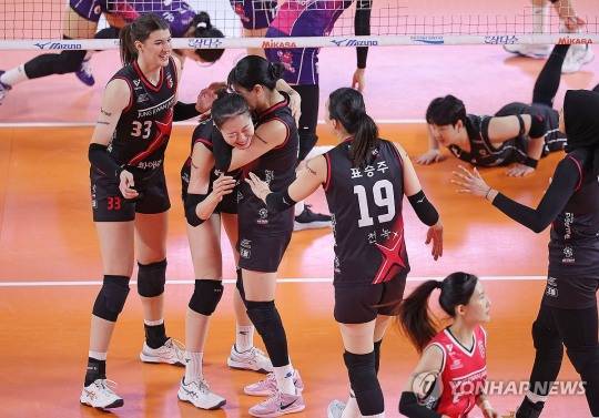 기뻐하는 정관장 선수들