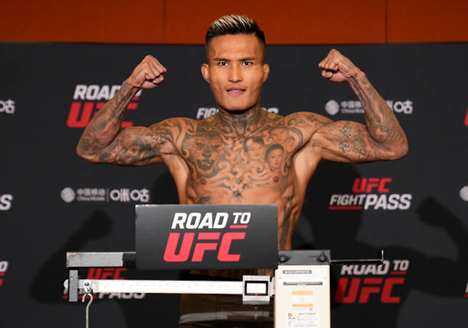 리카이원이 2023년 8월 싱가포르 Road to UFC 시즌2 페더급 토너먼트 준결승 계체 통과 후 촬영에 응하고 있다. 사진=TKO