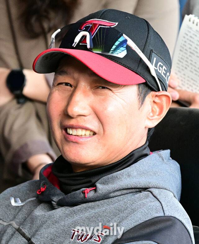 2025년 3월 26일 오후 서울잠실구장에서 진행된 '2025 신한 SOL뱅크 KBO 리그' 한화 이글스와 LG 트윈스의 경기. 경기 전 LG 염경엽 감독이 취재진들과 이야기를 나누고 있다./마이데일리