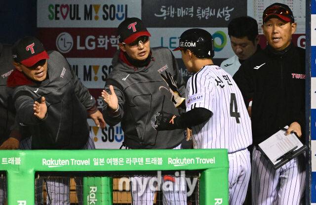 2025년 3월 26일 오후 서울잠실구장에서 진행된 '2025 신한 SOL뱅크 KBO 리그' 한화 이글스와 LG 트윈스의 경기. LG 3루 주자 신민재가 3회말 1사 3루서 문성주의 좌익수 희생 플라이때 홈을 밟고 염경엽 감독의 축하를 받고 있다./마이데일리