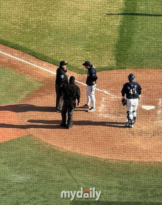 심판진에게 항의하고 있는 두산 베어스 이승엽 감독./부산 = 박승환 기자