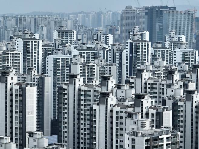 서울 강남 3구와 용산구, 성동구의 아파트값이 매주 최고가를 경신하고 있는 것으로 나타났다. 사진은 서울 송파구의 아파트 단지 모습   [연합]