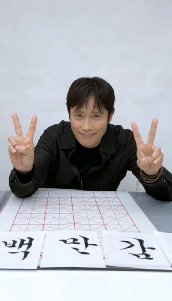 영화 ‘승부’ 누적 관객수 100만명 돌파 소식에 감사인사를 전하는 조훈현 역의 배우 이병헌