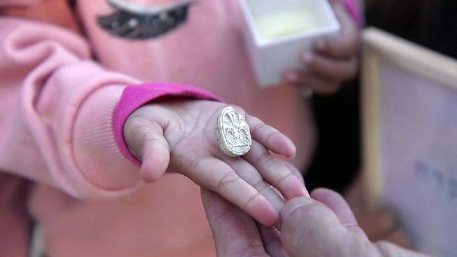 [서울=뉴시스] 3살 소녀가 발견한 이집트 유물 스카라베의 모습이다 (사진= Israel Antiquities Authority) 2025.04.06.photo@newsis.com *재판매 및 DB 금지