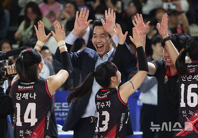 [대전=뉴시스] 황준선 기자 = 6일 대전 중구 충무체육관에서 열린 2024~2025 V-리그 여자부 챔피언결정전 4차전 흥국생명 핑크스파이더스와 정관장 레드스파크스의 경기, 세트스코어 3-2로 패배한 정관장 고희진 감독과 선수들이 자축하고 있다. 2025.04.06. hwang@newsis.com