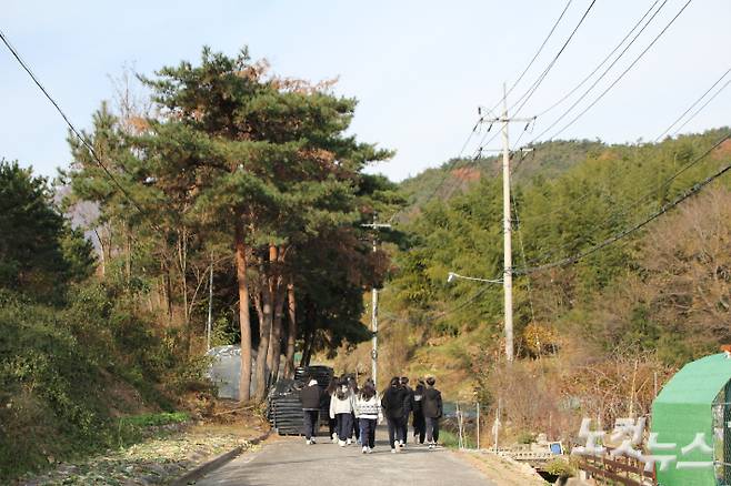 숲체험교실 참여 학생들이 땡땡마을 뒷동산을 오르고 있다. 반웅규 기자