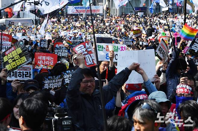 윤석열 전 대통령 파면 이후 서울에서 열린 시민집회. 류영주 기자