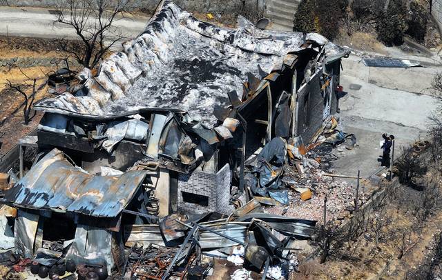 1일 경북 영덕군 영덕읍 석리 한 마을이 산불로 쑥대밭이 된 가운데 한국LPG사업관리원 관계자가 피해 상황을 조사하고 있다. 연합뉴스