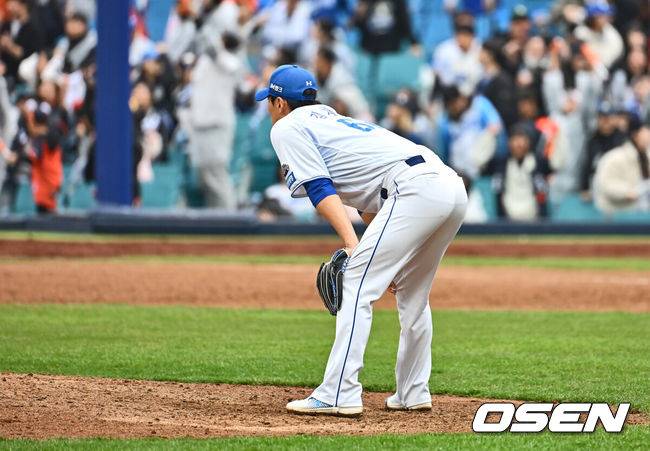 [OSEN=대구, 이석우 기자] 5일 대구삼성라이온즈파크에서 2025 신한 SOL 뱅크 KBO 리그 삼성 라이온즈와 한화 이글스의 경기가 열렸다. 홈팀 삼성은 이승현이, 방문팀 한화는 류현진이 선발 출전했다. 삼성 라이온즈 김재윤이 9회초 2사 1,2루 한화 이글스 문현빈에게 역전 우월 3점 홈런을 맞고 아쉬워하고 있다. 2025.04.05 / foto0307@osen.co.kr