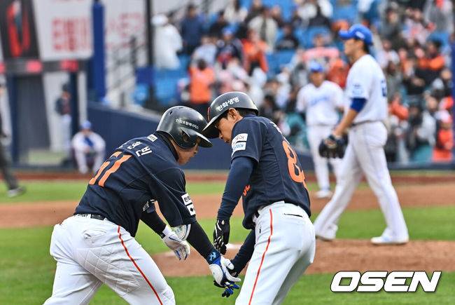 [OSEN=대구, 이석우 기자] 5일 대구삼성라이온즈파크에서 2025 신한 SOL 뱅크 KBO 리그 삼성 라이온즈와 한화 이글스의 경기가 열렸다. 홈팀 삼성은 이승현이, 방문팀 한화는 류현진이 선발 출전했다. 한화 이글스 문현빈이 9회초 2사 1,2루 역전 우월 3점 홈런을 치고 하이파이브를 하고 있다. 2025.04.05 / foto0307@osen.co.kr