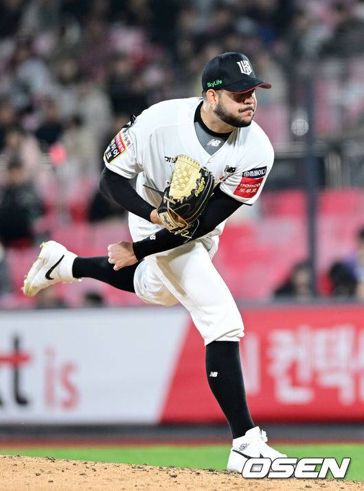 [OSEN=수원, 최규한 기자] 3일 오후 경기도 수원 KT위즈파크에서 ‘2025 신한 SOL Bank KBO리그’ KT 위즈와 LG 트윈스의 경기가 열렸다.홈팀 KT는 헤이수스, 방문팀 LG는 임찬규를 선발로 내세웠다.3회초 KT 선발 헤이수스가 힘차게 공을 뿌리고 있다. 2025.04.03 / dreamer@osen.co.kr