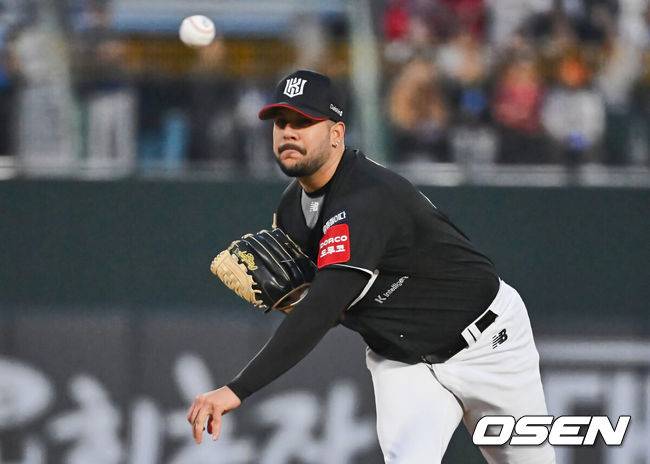 [OSEN=부산, 이석우 기자] 28일 부산 사직야구장에서 2025 신한 SOL 뱅크 KBO 리그 롯데 자이언츠와 KT 위즈의 경기가 열렸다. 홈팀 롯데는 반즈가 선발로 출전하고, 방문팀 KT는 헤이수스가 선발로 출전했다.KT 위즈 선발 투수 헤이수스가 역투하고 있다. 2025.03.28 / foto0307@osen.co.kr