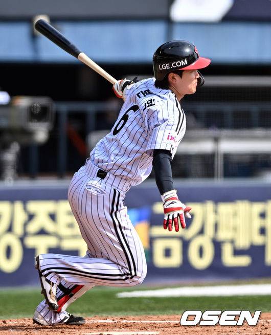 [OSEN=잠실, 조은정 기자]17일 오후 서울 잠실야구장에서 2025 신한 SOL뱅크 KBO 리그 시범경기 LG 트윈스와 NC 다이노스의 경기가 열렸다.홈팀 LG는 에르난데스를, 원정팀 NC는 김태경을 선발 투수로 내세웠다.5회말 LG 선두타자 구본혁이 내야안타로 출루하고 있다. 2024.03.17 /cej@osen.co.kr