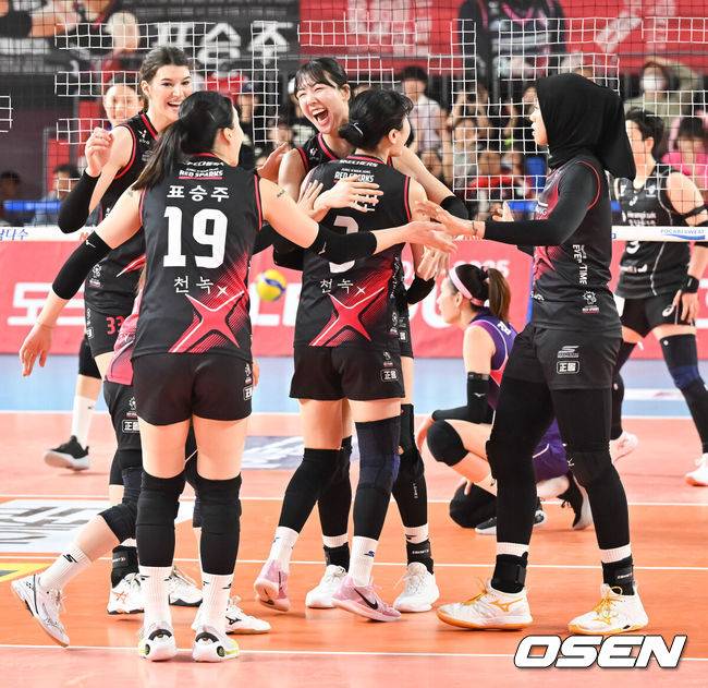 [OSEN=대전, 박준형 기자]  6일 대전 충무체육관에서 프로배구 도드람 2024-2025 V리그 여자부 챔피언결정 4차전 정관장과 흥국생명 경기가 진행됐다.흥국생명이 챔피언결정전 1, 2차전을 승리해 우승까지 단 1승만을 남겨뒀지만, 3차전에서 정관장이 반격에 성공해 불씨를 살렸다.2세트 정관장 정호영이 득점 동료들과 기뻐하고 있다.    2025.04.06 / soul1014@osen.co.kr