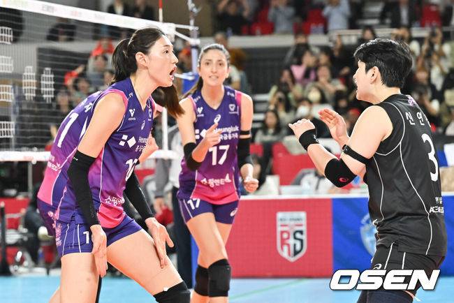 [OSEN=대전, 박준형 기자]  6일 대전 충무체육관에서 프로배구 도드람 2024-2025 V리그 여자부 챔피언결정 4차전 정관장과 흥국생명 경기가 진행됐다.흥국생명이 챔피언결정전 1, 2차전을 승리해 우승까지 단 1승만을 남겨뒀지만, 3차전에서 정관장이 반격에 성공해 불씨를 살렸다.2세트 흥국생명 김연경이 득점 후 기뻐하고 있다.  2025.04.06 / soul1014@osen.co.kr