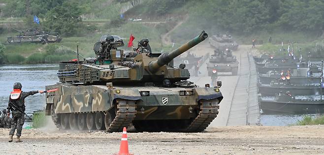 경기도 여주시 연양동 남한강 일대에서 열린 육군 제11기동사단 도하훈련에서 K-2전차가 부교 도하를 하고 있다. 세계일보 자료사진