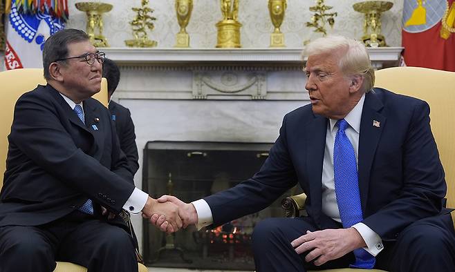 도널드 트럼프 미국 대통령(오른쪽),&nbsp;이시바 시게루 일본 총리. AP연합뉴스