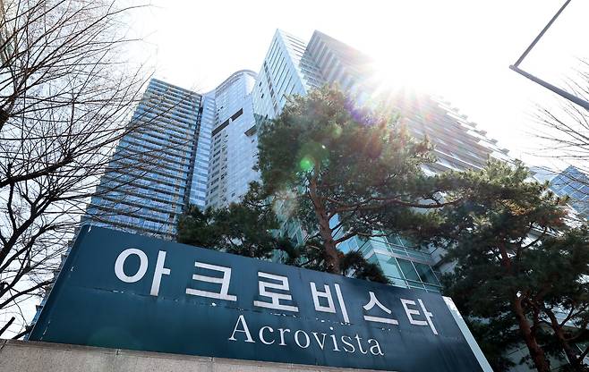 6일 윤석열 전 대통령의 사저가 있는 서울 서초구 아크로비스타 전경. 윤 전 대통령 부부는 이번주 중 용산구 한남동 관저를 떠나 자택인 이곳으로 돌아갈 것으로 관측된다.&nbsp; 이제원 선임기자