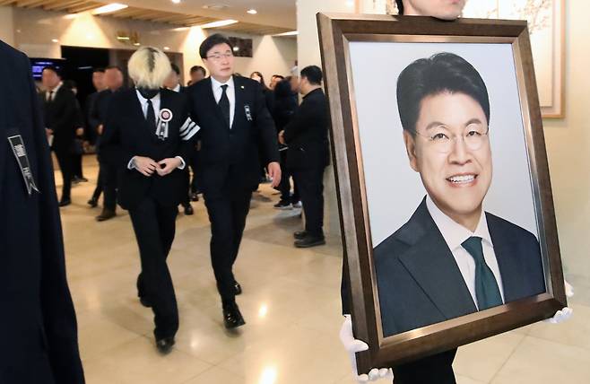 지난 4일 오전 부산 해운대백병원 장례식장에서 고(故) 장제원 국민의힘 전 의원의 발인이 엄수되고 있다. 부산=뉴스1