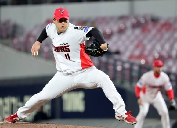 KIA 타이거즈 조상우가 2일 광주기아챔피언스필드에서 열린 2025 KBO리그 삼성 라이온즈와의 홈 경기에서 공을 던지고 있다. 광주 연합뉴스